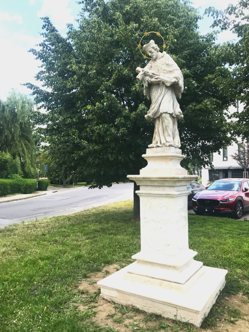 socha sv. Jana Nepomuckého na novém místě u řeky Moravy.jpg