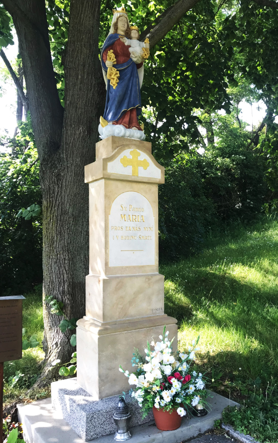 Socha Panny Marie Svatohostýnské v Sadech.jpg