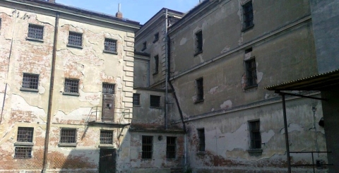 Pohled na budovu věznice s celami