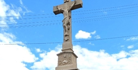 pohled na obnovený kříž v Míkovicích - ulice Radovy